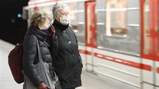 Lidé v pražském metru se chrání rouškami. Od včerejška platí v Praze a několika...