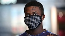 Cestující s ochrannou maskou prochází mezinárodním letištěm v Kapském Městě....
