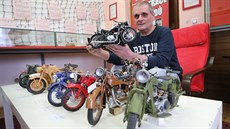 Václav Dohnalík vytvoil deset model historických motocykl z papíru. Pro...