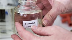 Stední prmyslová kola chemická Pardubice vyrábí alkoholovou dezinfekci pro...