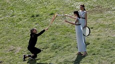 V �ecké Olympii byl slavnostn� zapálen olympijský ohe� po hry v Tokiu.