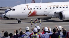 Letadlo v barvách olympijských her v Tokiu odstartovalo z Japonska a zamíilo...