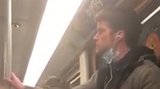 Mu v metru si naslinil prsty a potel madlo pro cestující