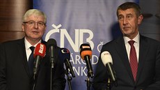Premiér Andrej Babi� (vpravo) a guvernér �eské národní banky (�NB) Ji�í Rusnok...
