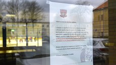 Oznámení na dveích zimního stadionu v Hradci Králové. Utkání pedkola play off...