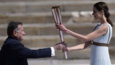 Řecká herečka Xanthi Georgiouová a šéf řeckého olympijského výboru Spyros...