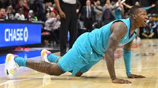 Terry Rozier z Charlotte sleduje, jak dopadne jeho st�ela v záv�ru proti...