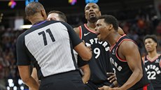 Kyle Lowry z Toronta se hádá s rozhod�ím Rodneym Mottem (71).