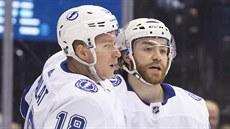 Ondej Palát (18) a Brayden Point (21) oslavují trefu Tampa Bay.