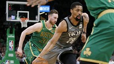 Spencer Dinwiddie (u míe) z Brooklynu uniká Gordonu Haywardovi z Bostonu.