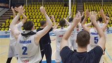 Díntí basketbalisté slaví výhru ped prázdnými ochozy.