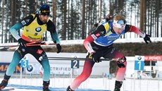 Martin Fourcade (vlevo) a Johannes Thingnes Bö bhem stíhaky v Kontiolahti