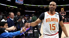 Vince Carter se zdraví s malými fanouky Atlanty