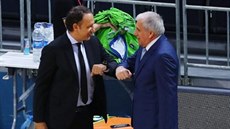 Trenérská ikona eljko Obradovi (vpravo) z Fenerbahce Istanbul se zdraví s...