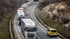 Kolona kamion se táhla od hranic v Náchod a do Jarome (17. 3. 2020).