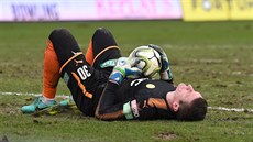 Zklamaný teplický brankář Tomáš Grigar leží na zbídačeném trávníku stadionu Na...