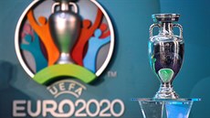 EURO 2020 - logo ampionátu a trofej pro vítze mistrovství Evropy.