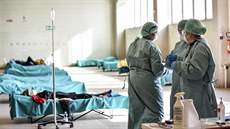 Zdravotníci v improvizované nemocnici v severoitalském mst Brescia (10....