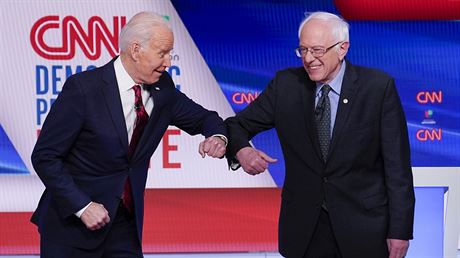 Senátor Bernie Sanders (vpravo) a bývalý viceprezident Joe Biden pi jednom z...