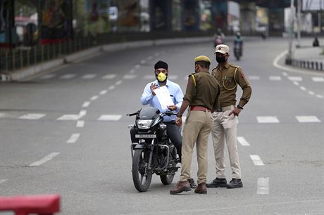 Policisté kontrolují v ulicích indického Dammú dodrování títýdenního zákazu...