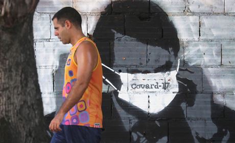 Graffiti zobrazující brazilského prezidenta Jaira Bolsonara s roukou proti...