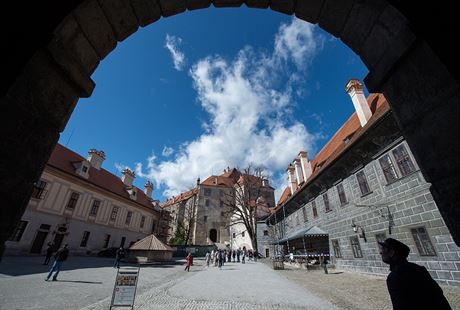 Nádvoí eskokrumlovského zámku jsou bn plná turist. Te jsou poloprázdná.