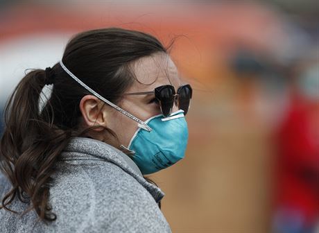 Studentka univerzity v Coloradu v Americe se chrání respirátorem. (23. bezna...