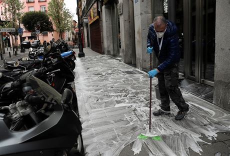 Majitel hotelu v Madridu dezinfikuje chodník, aby zabránil íení koronaviru....