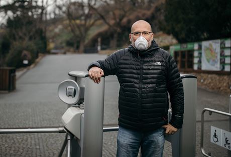 Miroslav Bobek, editel ZOO Praha, u vstupu do prázdné zahrady. íká, e kdy...