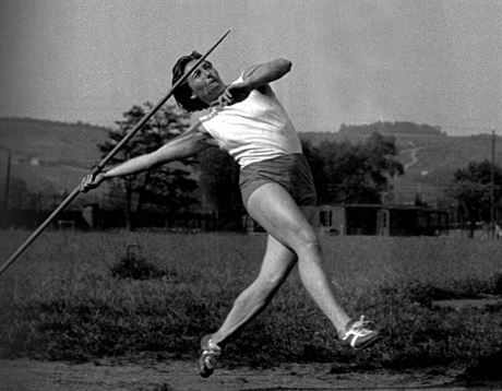 Otpaka Dana Zátopková trénuje hod otpem. Fotografie z roku 1952.