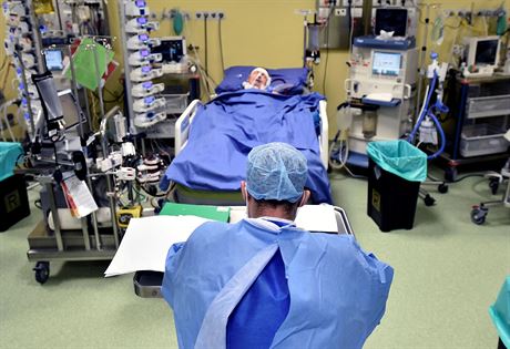 Léka dohlíí na pacienta na jednotce intenzivní pée v nemocnici San Raffaele...