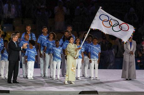 Pi slavnostní zakonení olympiády v Riu byla symbolicky pedána tafeta Tokiu....