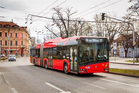 Trolejbus v centru eských Budjovic.