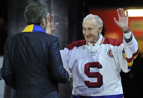 Takhle v roce 2012 na Spart vítali hokejovou legendu Vladimíra Zábrodského.