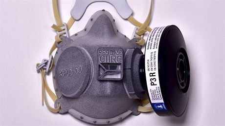 Respirátor, pesnji polomaska RP95, vybavený filtry P3 z Lutína chrání ped mikroprachem, jemným aerosolem, kapénkami, viry i bakteriemi. Umoují a tyiadvacetihodinový pobyt v území promoeném koronavirem.