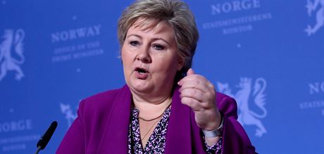 Norská premiérka Erna Solbergová na tiskové konferenci urené dtem (16. bezna...