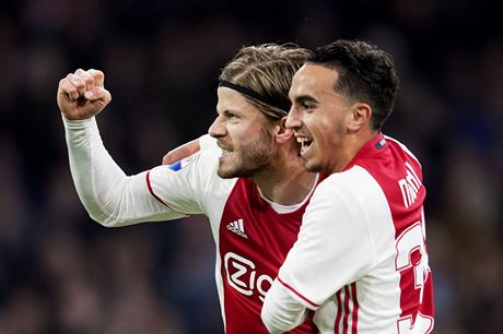 Abdelhak Nouri (vpravo) slaví gól fotbalist Ajaxu Amsterdam s Lasse Schönem....