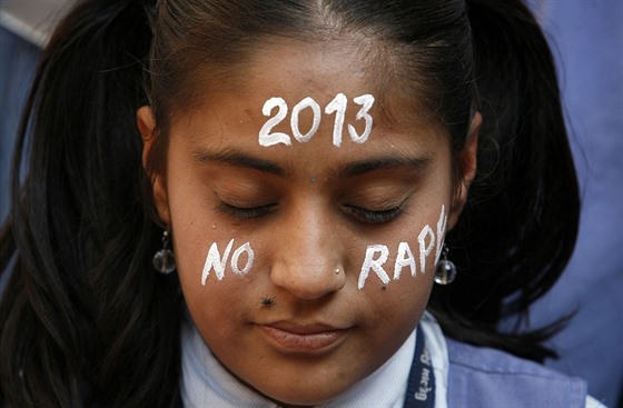 Indové vyli do ulic na protest proti brutálnímu znásilnní mladé eny.