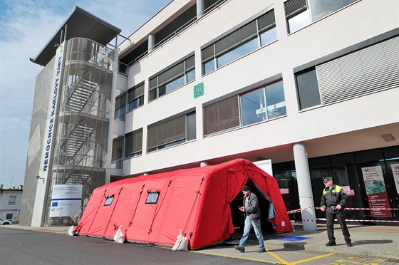U vchodu do karlovarské nemocnice vyrostl červený stan jako zázemí sloužící pro...