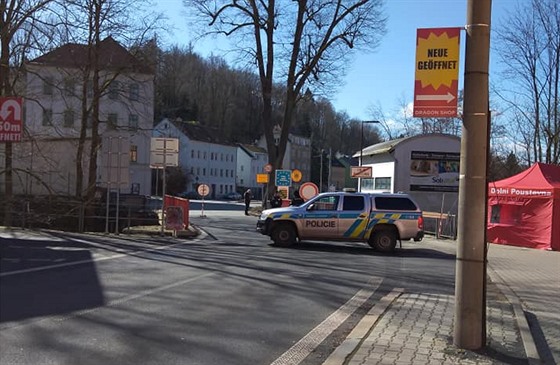 Policisté hlídají uzavřený hraniční přechod Dolní Poustevna - Sebnitz. (14. března 2020)