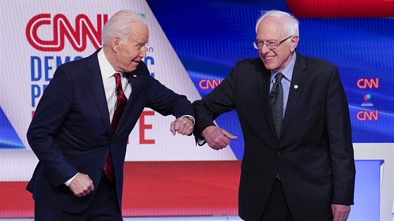 Senátor Bernie Sanders (vpravo) a bývalý viceprezident Joe Biden při jednom z...