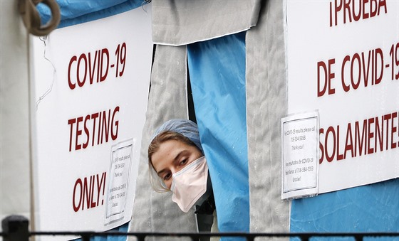 Zdravotnice v testovacím stanu před jednou z nemocnic v New Yorku (28. března...