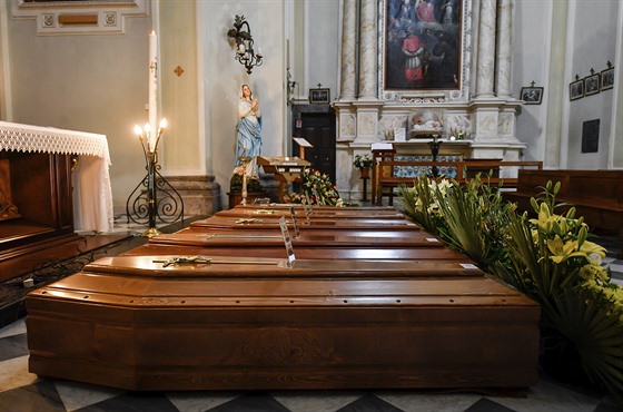 Rakve v kostele v italském mst Serina nedaleko Bergama, které je jedním z...