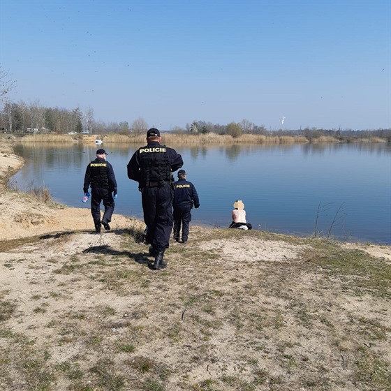 Policisté vyjížděli k nudistům u rybníků v okolí Lázní Bohdaneč, kteří nerespektovali nařízení vlády. (28. března 2020)