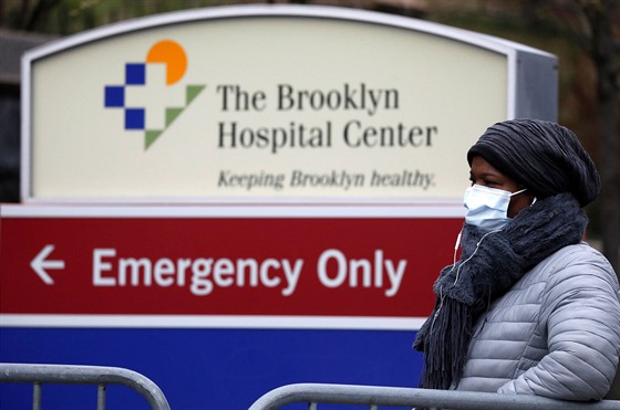 Lidé ekají ped nemocnicí v New Yorku na otestování na koronavirus. (21....