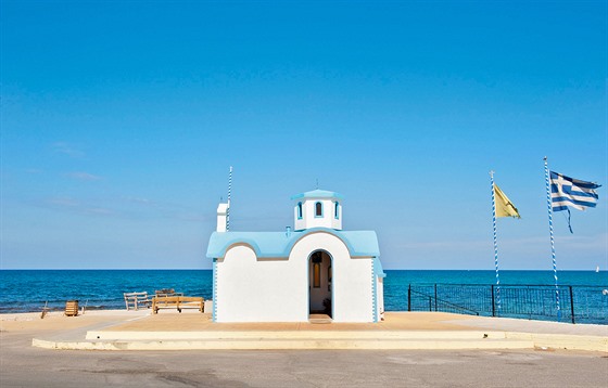 Osamocený bílomodrý kostelík v Analipsi na Krét