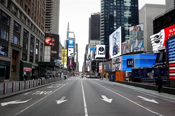 Prázdná ulice nedaleko newyorského Times Square (19. března 2020)