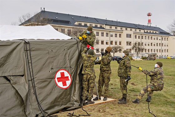 Vojáci v pražské Ústřední vojenské nemocnici rozšiřují zázemí odběrového místa...