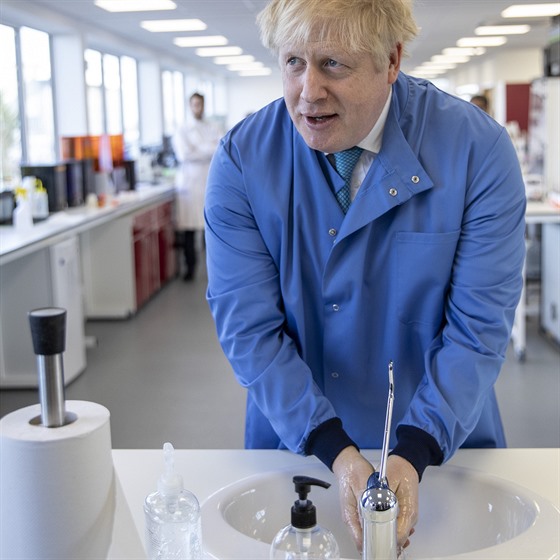 Britský premiér Boris Johnson si umývá ruce. (6. bezna 2020)