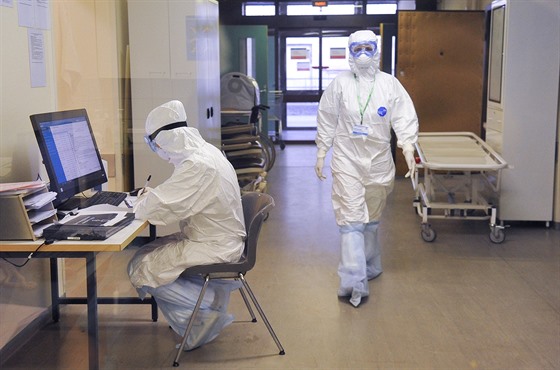 Rutí zdravotníci v ochranných oblecích proti koronaviru